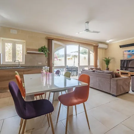 Ellie Boo With Pool And Hot Tub And Games Villa Xewkija
