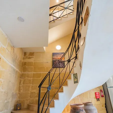 Ellie Boo With Pool And Hot Tub And Games Villa Xewkija