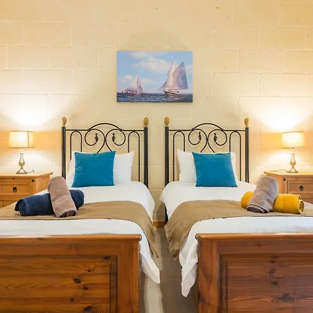 Villa Ellie Boo With Pool And Hot Tub And Games Xewkija