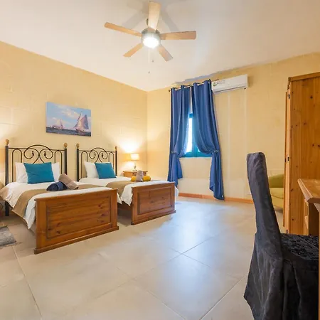 Ellie Boo With Pool And Hot Tub And Games Villa Xewkija
