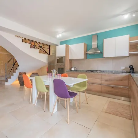 Villa Ellie Boo With Pool And Hot Tub And Games Xewkija