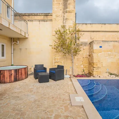 Ellie Boo With Pool And Hot Tub And Games Villa Xewkija