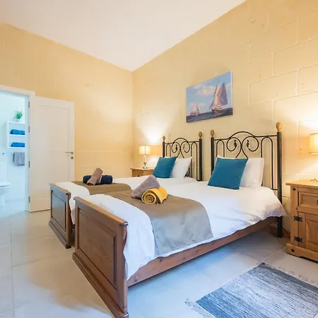 Villa Ellie Boo With Pool And Hot Tub And Games Xewkija