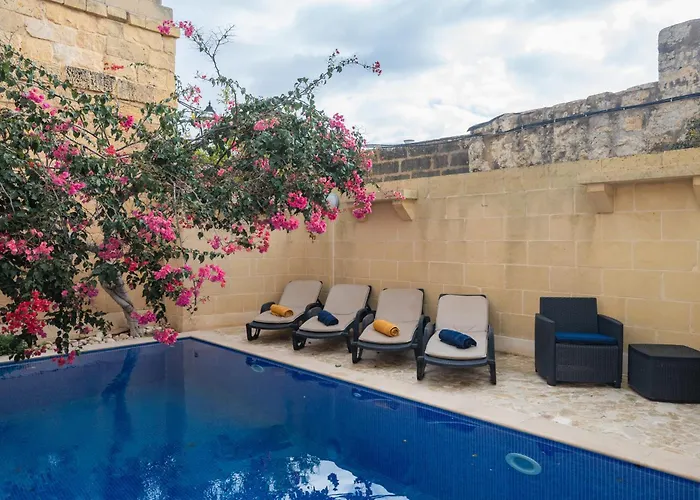 Ellie Boo With Pool And Hot Tub And Games