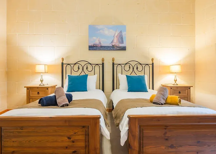 Vila Ellie Boo With Pool And Hot Tub And Games Xewkija