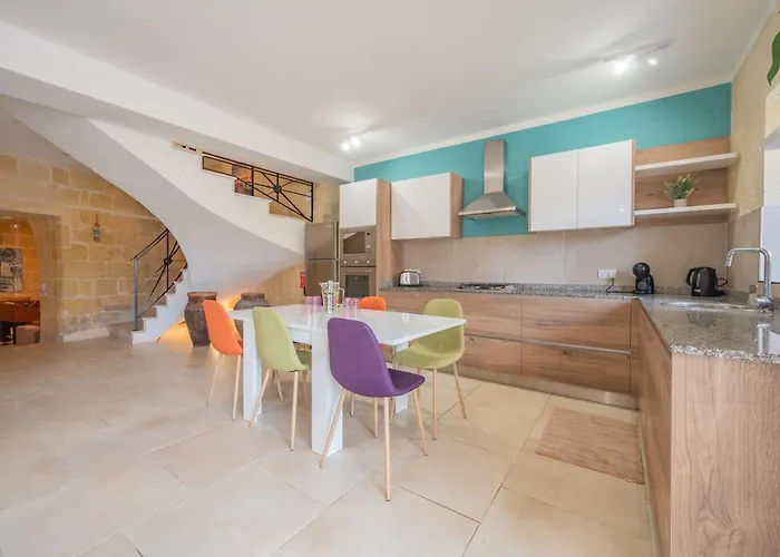 Vila Ellie Boo With Pool And Hot Tub And Games Xewkija