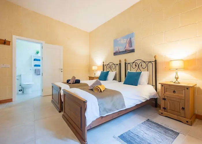 Vila Ellie Boo With Pool And Hot Tub And Games Xewkija